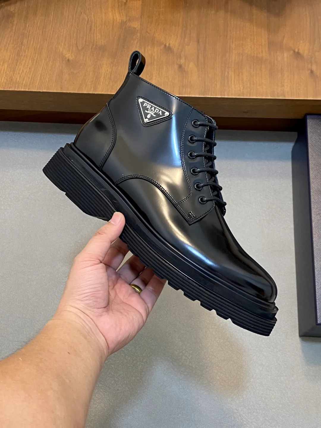 Men's men's shoes💰900 Prada/Prada Thick-soled formal wear shipped, same style at the counter, top-quality goods produced in Dongguan, those who know the goods should hurry up and start! New men's casual leather shoes, imported calfskin, shiny and translucent leather, uniform leather holes, fine texture, splicing and sewing technology, soft, comfortable and wrinkle-free, elegant Derby shoe shape, thickened and heavy-duty made, high-quality products that kill all currencies in the market, standard gold-label cowhide feet, calfskin lining, thickened rubber sole, durable and wear-resistant, ultra-light material, extremely comfortable for the upper foot, smooth surface, splicing lines, two styles to choose from, complete packaging! Size: 39-40-41-42-43-44 (45 customized) leather shoes